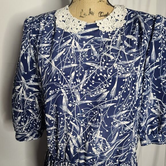 Vintage 70s Tulip Print Pleated Crochet Collar Dress - Picture 5 of 13